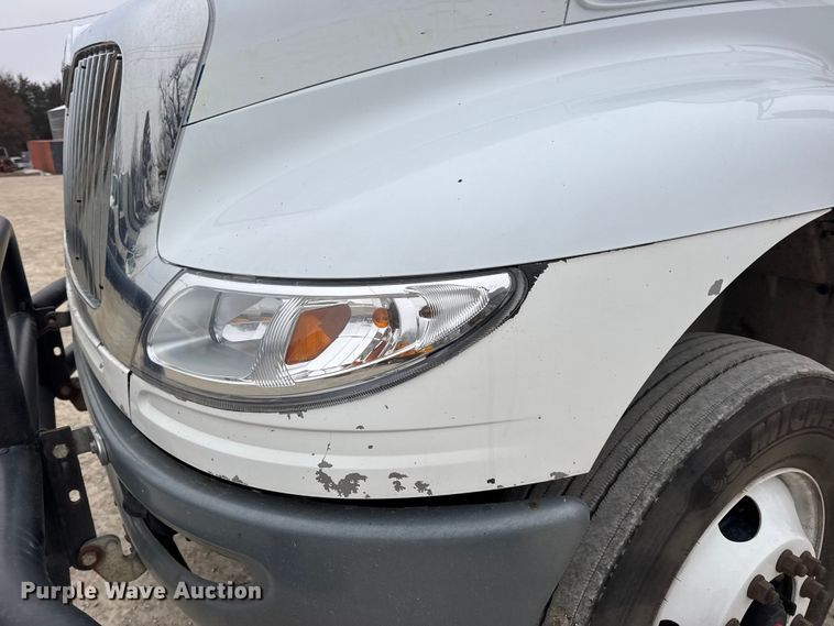 image for item EN0822 2009 International 4400 truck cab and chassis