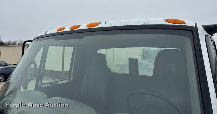 image for item EN0822 2009 International 4400 truck cab and chassis