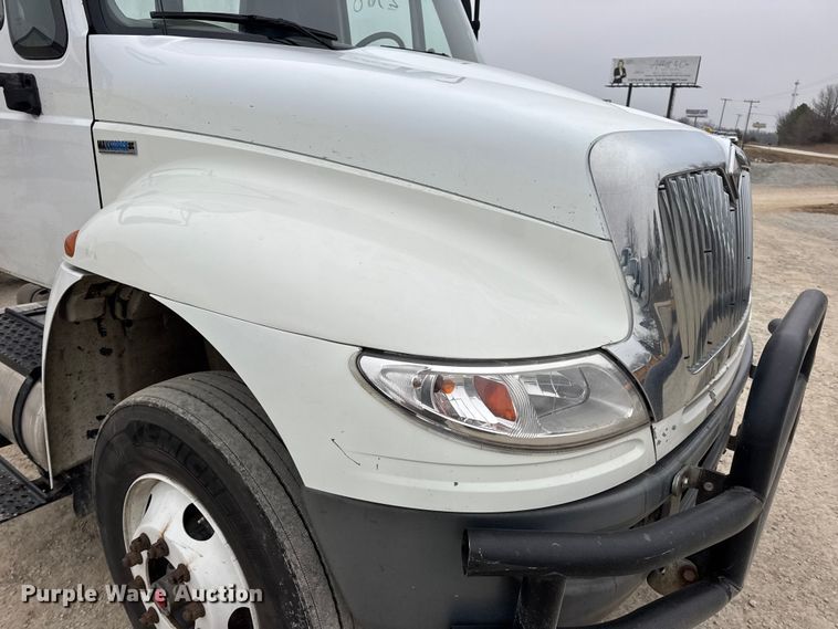 image for item EN0822 2009 International 4400 truck cab and chassis