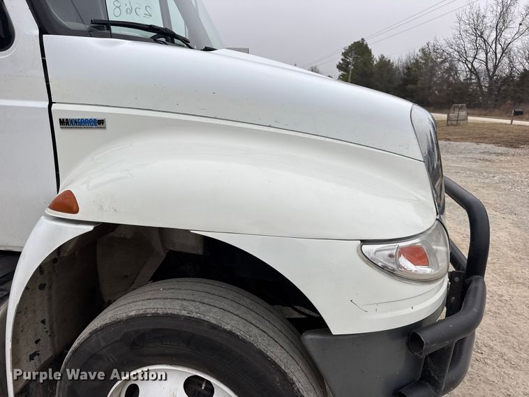 image for item EN0822 2009 International 4400 truck cab and chassis