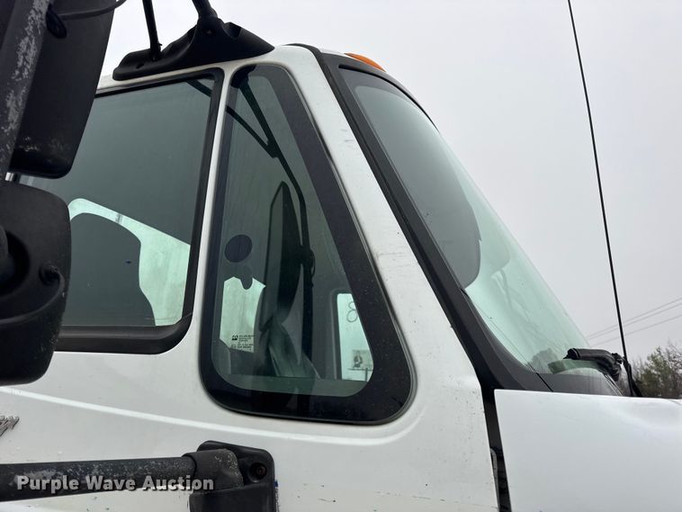 image for item EN0822 2009 International 4400 truck cab and chassis