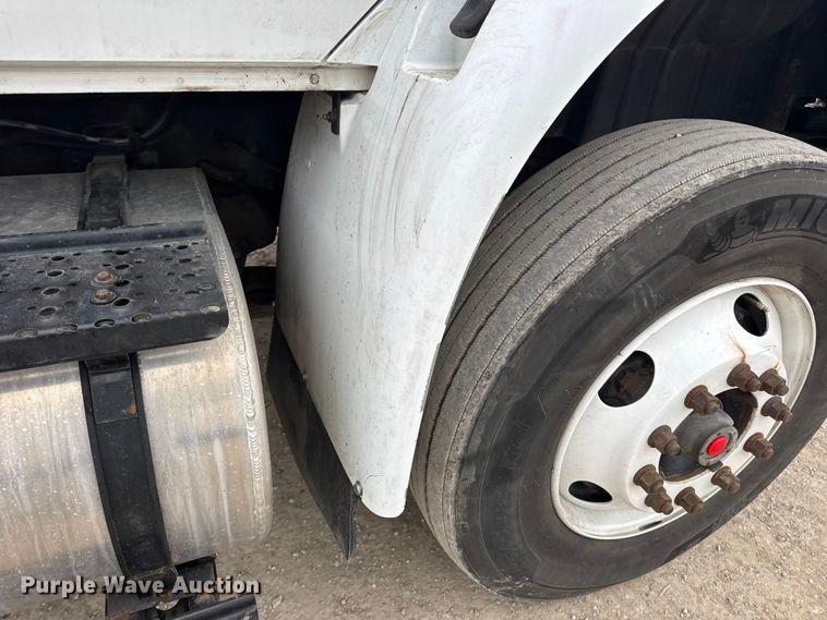 image for item EN0822 2009 International 4400 truck cab and chassis