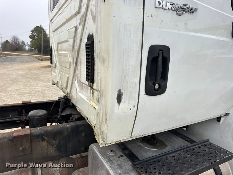 image for item EN0822 2009 International 4400 truck cab and chassis