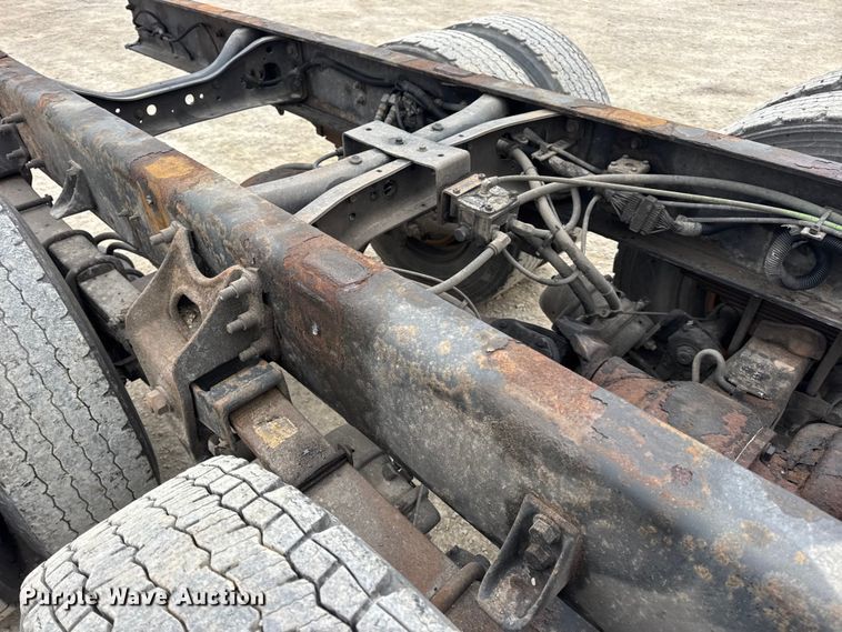 image for item EN0822 2009 International 4400 truck cab and chassis