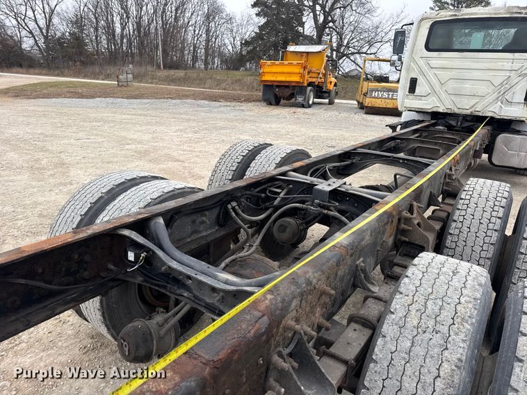 image for item EN0822 2009 International 4400 truck cab and chassis