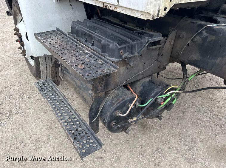 image for item EN0822 2009 International 4400 truck cab and chassis