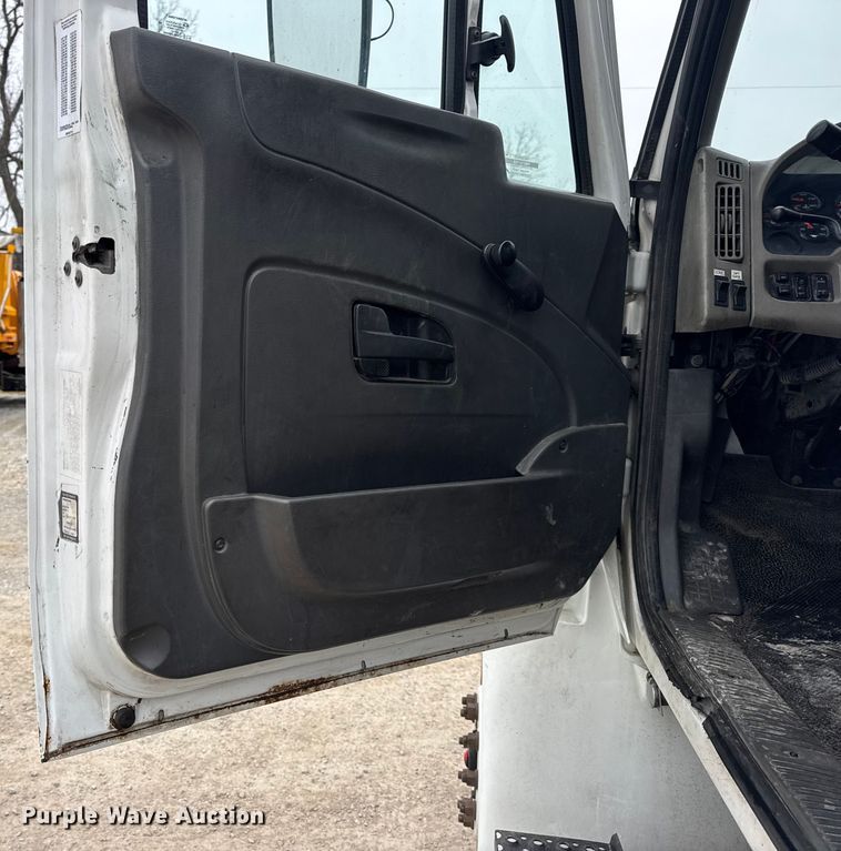 image for item EN0822 2009 International 4400 truck cab and chassis