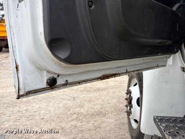 image for item EN0822 2009 International 4400 truck cab and chassis