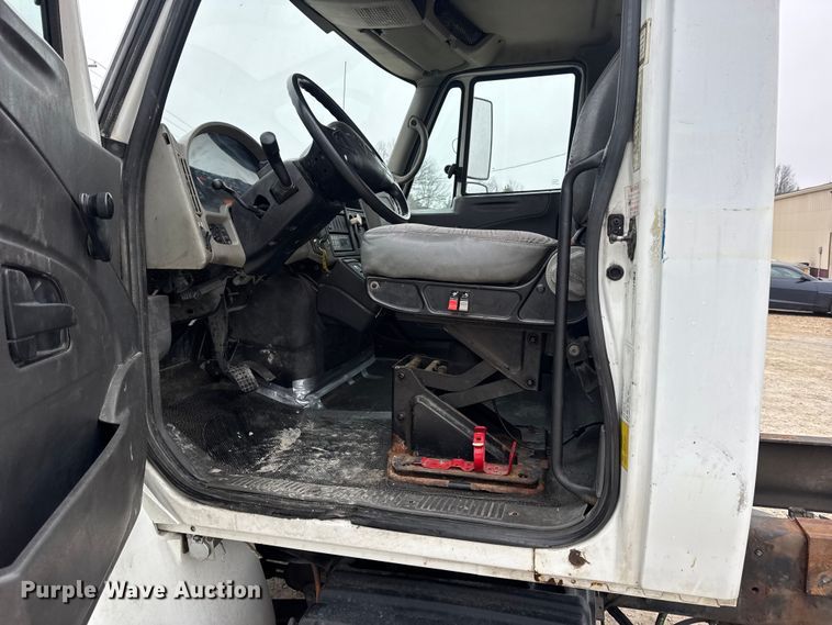 image for item EN0822 2009 International 4400 truck cab and chassis