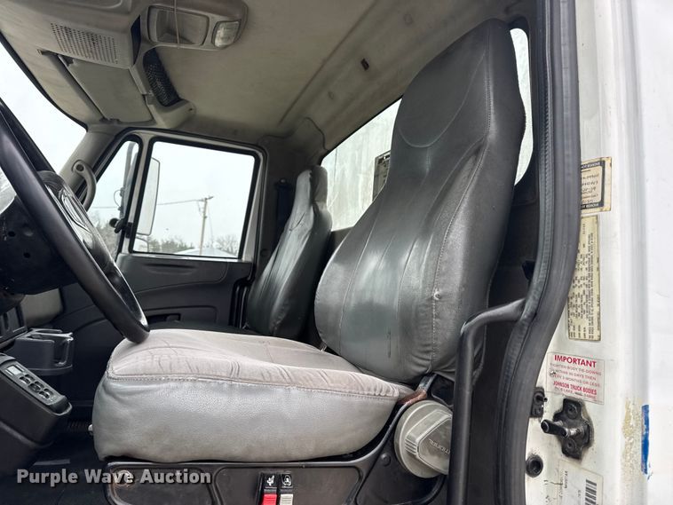 image for item EN0822 2009 International 4400 truck cab and chassis