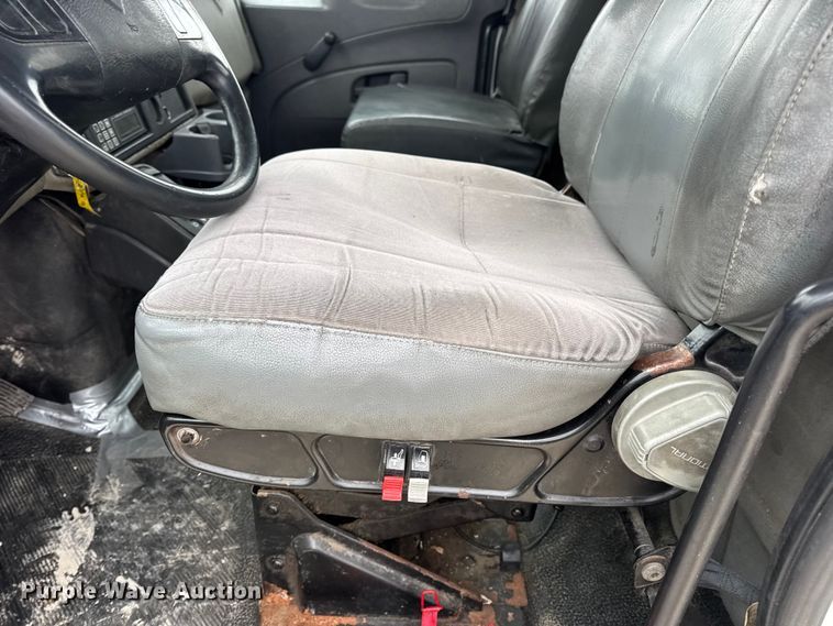 image for item EN0822 2009 International 4400 truck cab and chassis