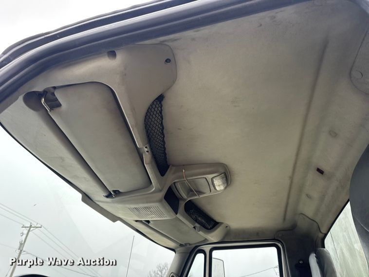 image for item EN0822 2009 International 4400 truck cab and chassis