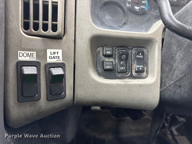 image for item EN0822 2009 International 4400 truck cab and chassis