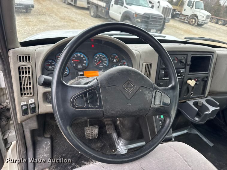 image for item EN0822 2009 International 4400 truck cab and chassis