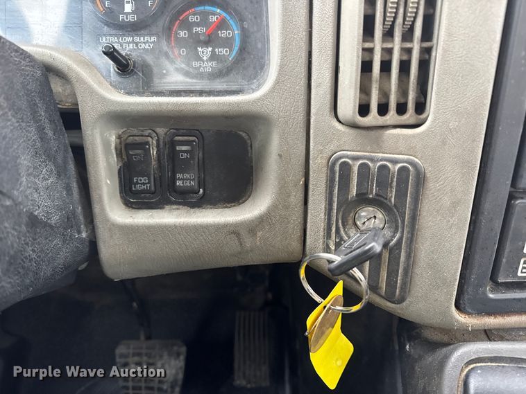 image for item EN0822 2009 International 4400 truck cab and chassis