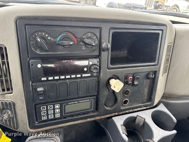 image for item EN0822 2009 International 4400 truck cab and chassis