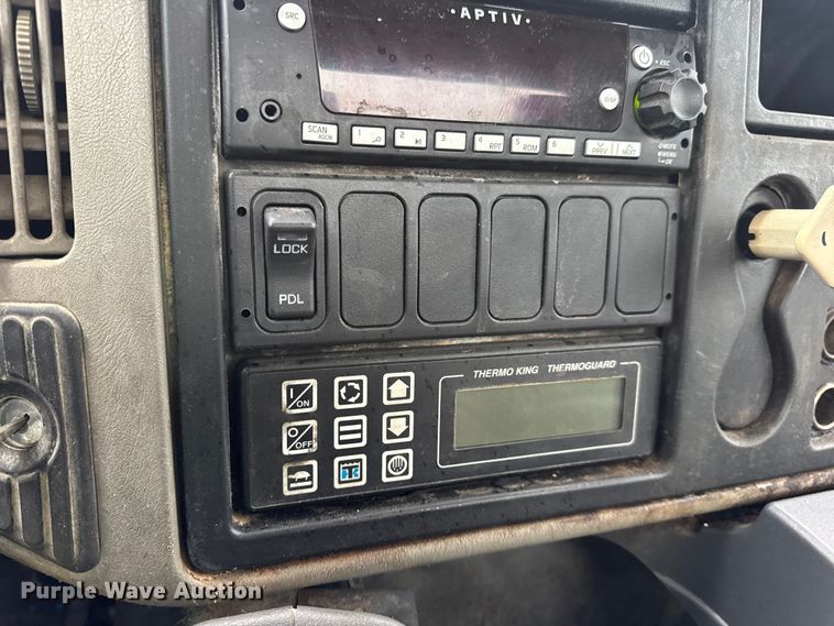 image for item EN0822 2009 International 4400 truck cab and chassis