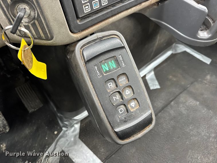 image for item EN0822 2009 International 4400 truck cab and chassis