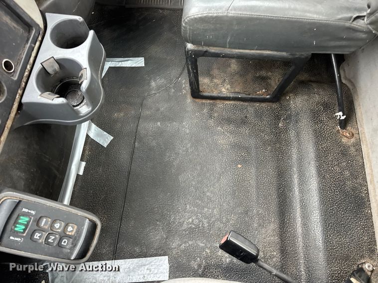 image for item EN0822 2009 International 4400 truck cab and chassis