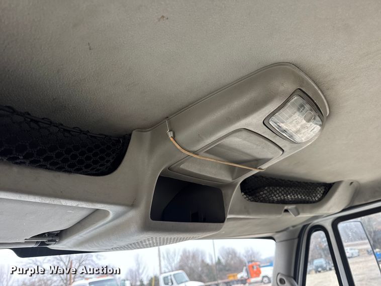 image for item EN0822 2009 International 4400 truck cab and chassis