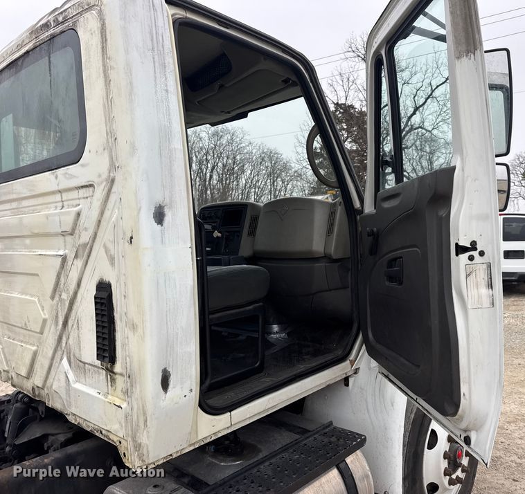 image for item EN0822 2009 International 4400 truck cab and chassis