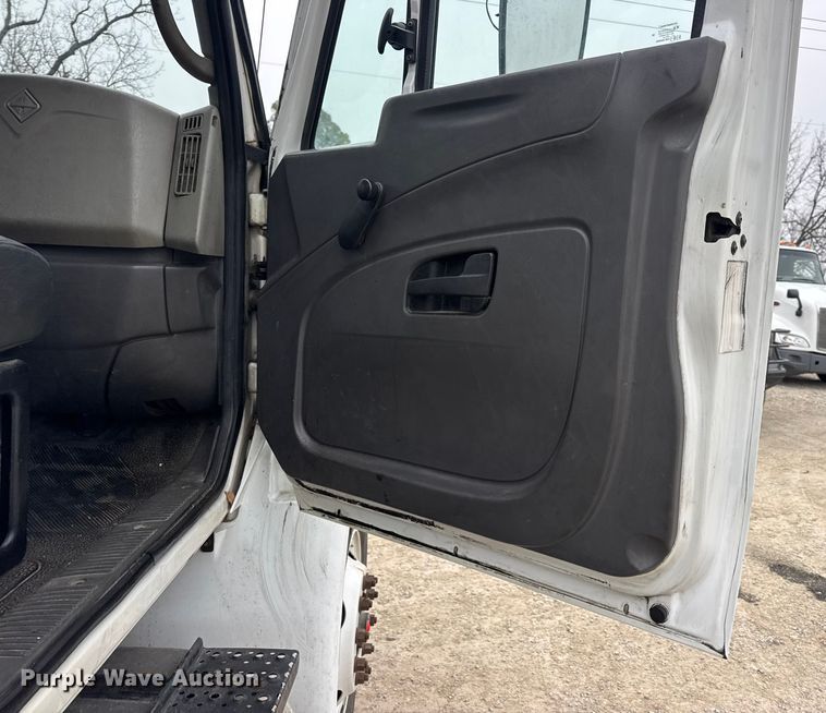 image for item EN0822 2009 International 4400 truck cab and chassis