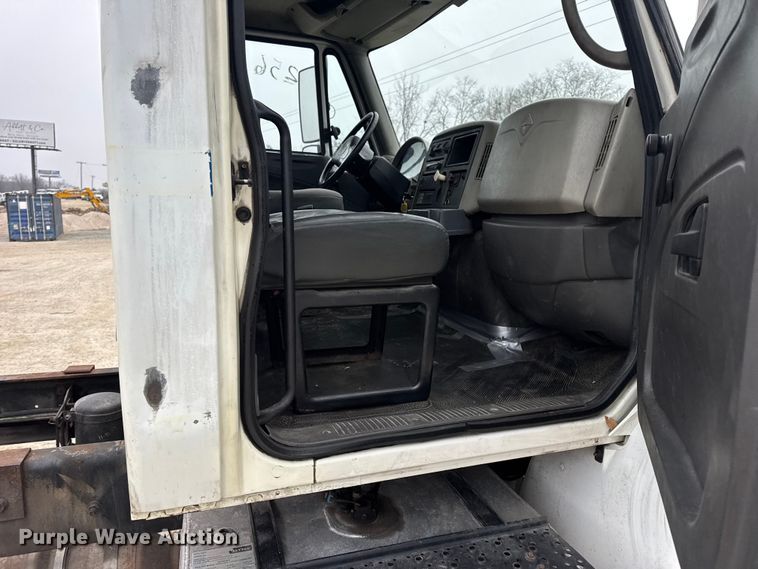 image for item EN0822 2009 International 4400 truck cab and chassis