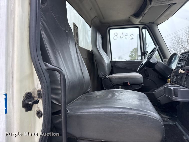 image for item EN0822 2009 International 4400 truck cab and chassis