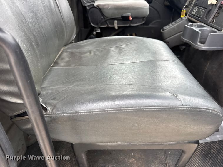 image for item EN0822 2009 International 4400 truck cab and chassis