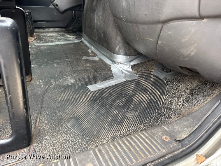 image for item EN0822 2009 International 4400 truck cab and chassis