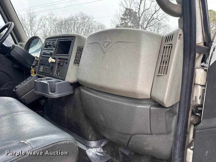 image for item EN0822 2009 International 4400 truck cab and chassis