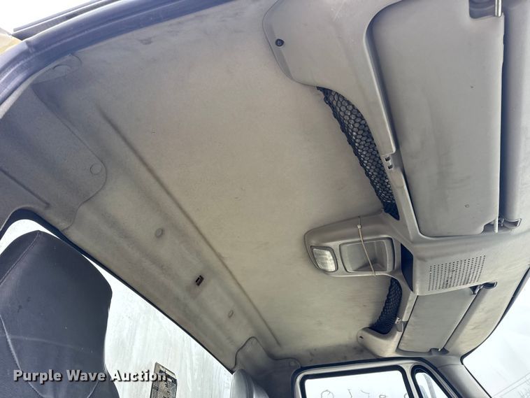 image for item EN0822 2009 International 4400 truck cab and chassis