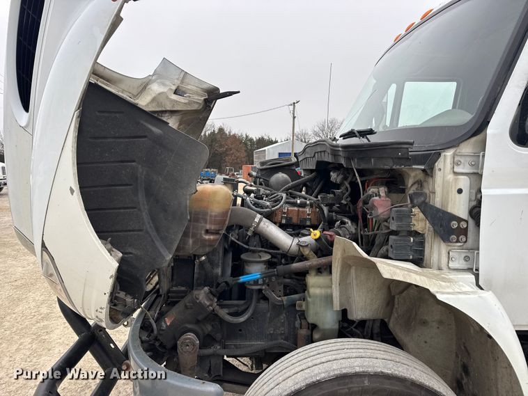 image for item EN0822 2009 International 4400 truck cab and chassis