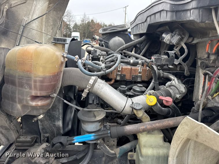 image for item EN0822 2009 International 4400 truck cab and chassis