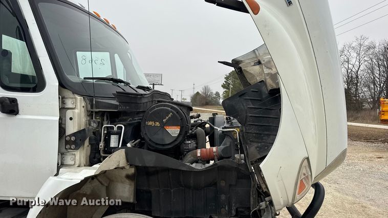 image for item EN0822 2009 International 4400 truck cab and chassis