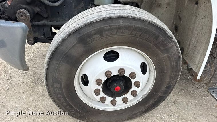 image for item EN0822 2009 International 4400 truck cab and chassis