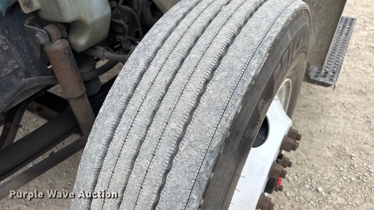 image for item EN0822 2009 International 4400 truck cab and chassis