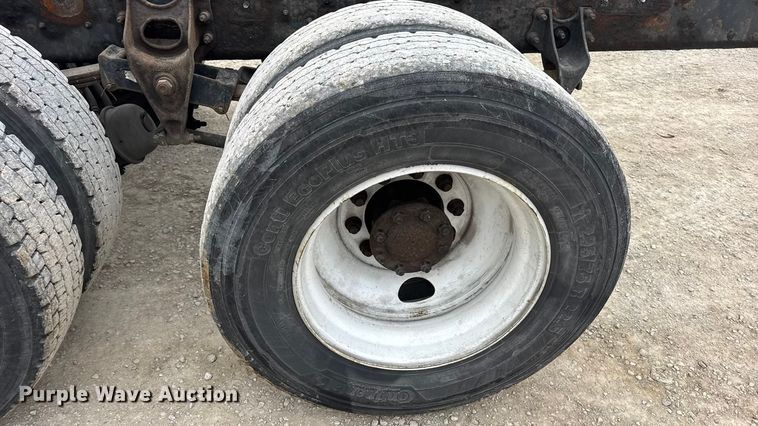 image for item EN0822 2009 International 4400 truck cab and chassis