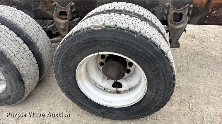 image for item EN0822 2009 International 4400 truck cab and chassis