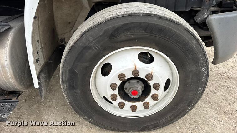 image for item EN0822 2009 International 4400 truck cab and chassis