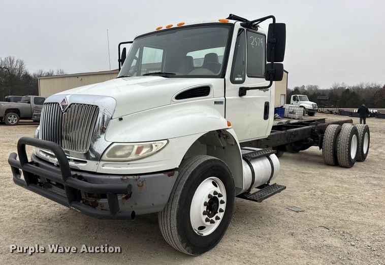 image for item EN0823 2013 International 4400 truck cab and chassis