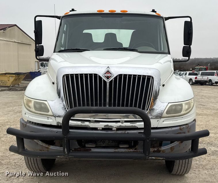 image for item EN0823 2013 International 4400 truck cab and chassis