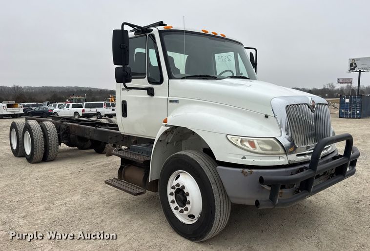 image for item EN0823 2013 International 4400 truck cab and chassis