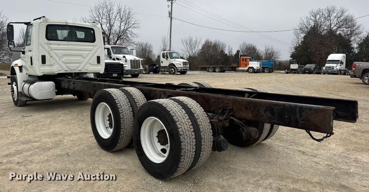 image for item EN0823 2013 International 4400 truck cab and chassis