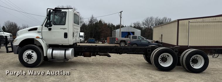 image for item EN0823 2013 International 4400 truck cab and chassis