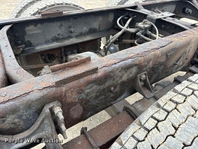 image for item EN0823 2013 International 4400 truck cab and chassis