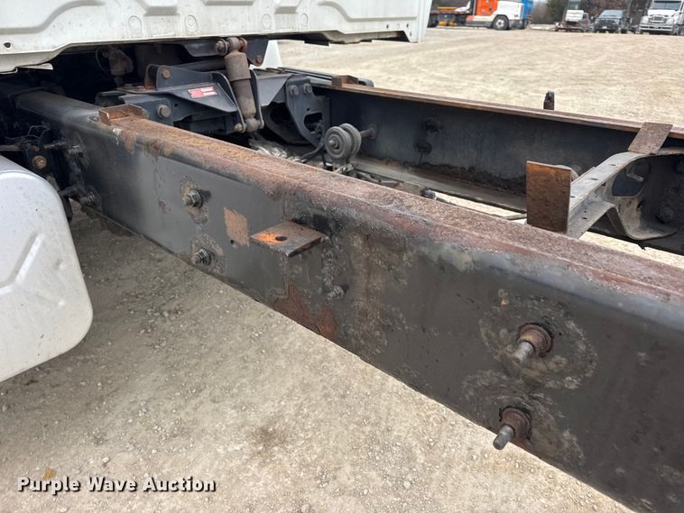 image for item EN0823 2013 International 4400 truck cab and chassis