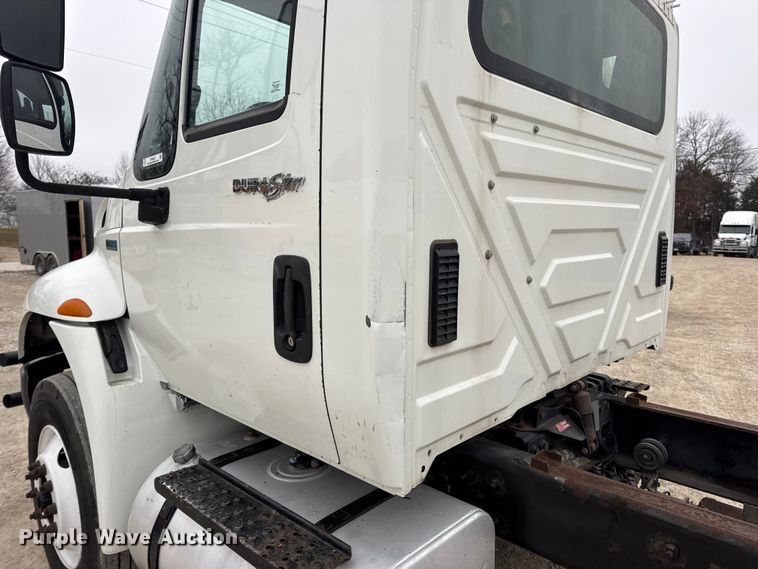 image for item EN0823 2013 International 4400 truck cab and chassis
