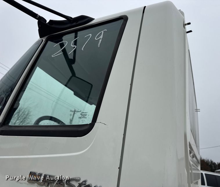 image for item EN0823 2013 International 4400 truck cab and chassis