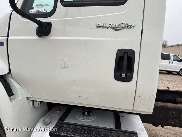 image for item EN0823 2013 International 4400 truck cab and chassis